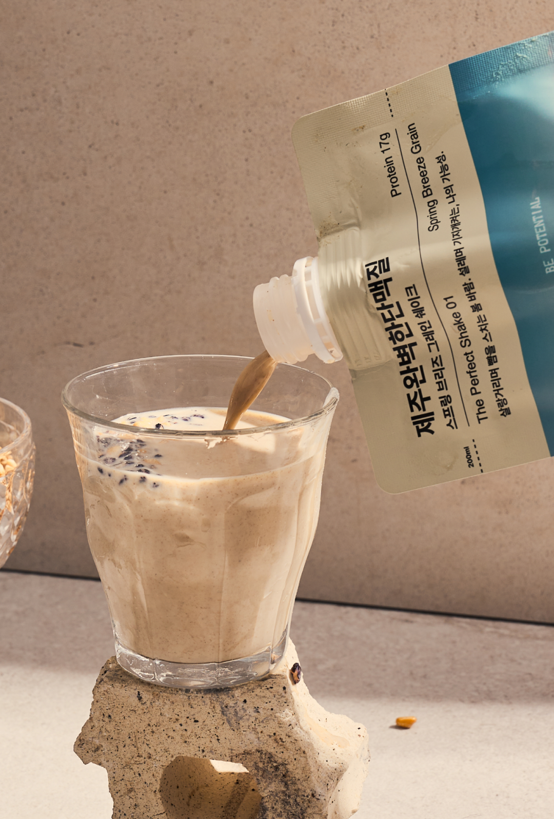 단백질 음료를 유리컵에 붓는 모습 : Protein 17g Spring Breeze Grain