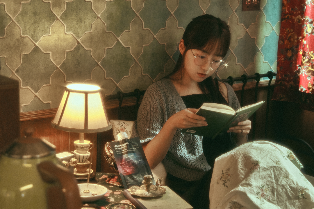 카페에서 책을 읽는 여성 : Starbucks Reserve