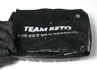 팀 케토 로고가 새겨진 검은색 가방 : TEAM KETO 당신은 방금 한 걸음 더 건강해졌습니다