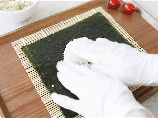 김밥 만들기: 김 위에 밥을 펴는 과정 : 