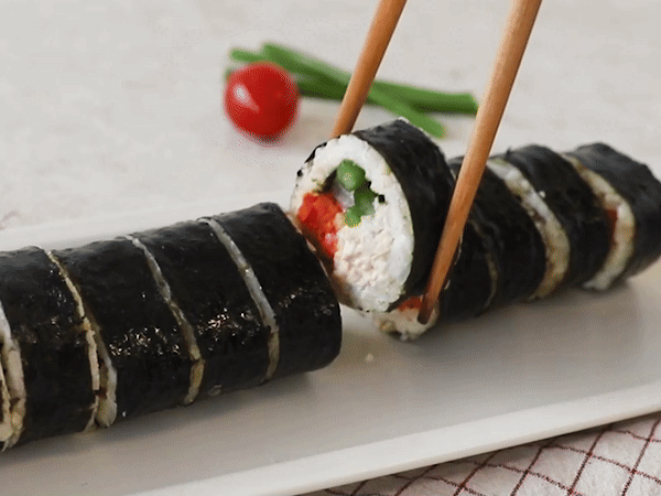 김밥 롤을 젓가락으로 집는 모습 : 
