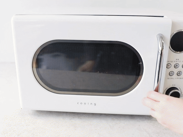 레트로 스타일의 흰색 전자레인지 : swing