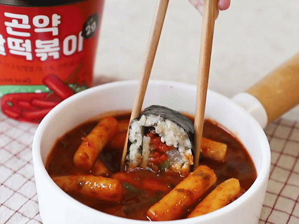 떡볶이와 김밥을 함께 즐기는 모습 : 군입맛 떡볶이