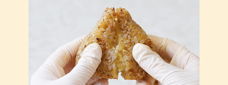 장갑 낀 손으로 잡은 삼각김밥 : 