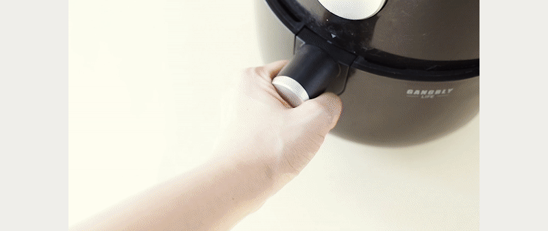 에어프라이어 바구니를 잡고 있는 손 : Rangeair