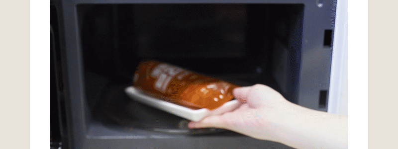 전자레인지에 음식을 데우는 모습 : Hand placing plate with food in microwave