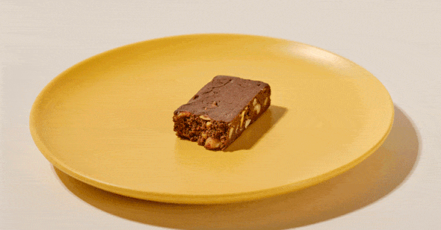 노란 접시에 담긴 초콜릿 브라우니 :