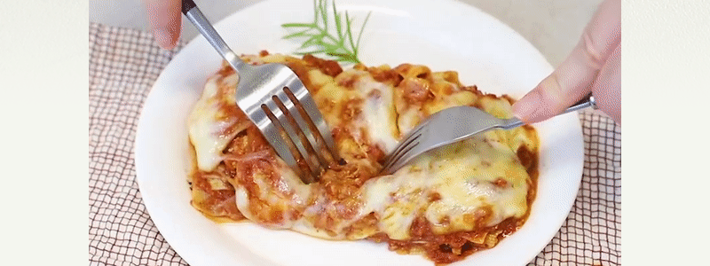 치즈가 녹아내리는 맛있어 보이는 라자냐 :