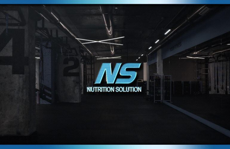 어두운 체육관에 밝게 빛나는 영양 솔루션 로고 : NS NUTRITION SOLUTION